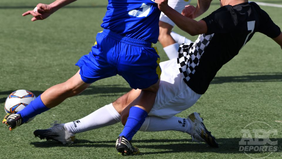 Pies de futbolista durante un partido.