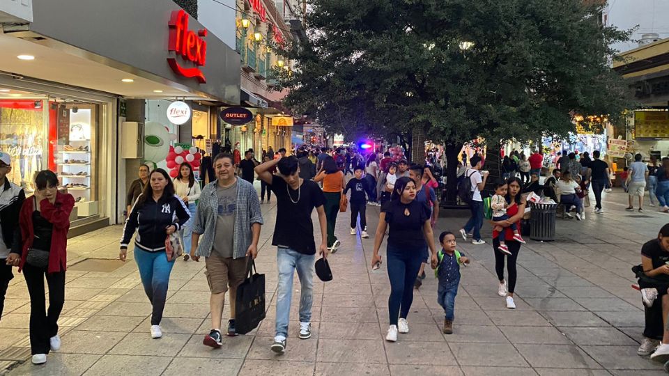 Paseantes en la calle Morelos durante el Buen Fin 2023.