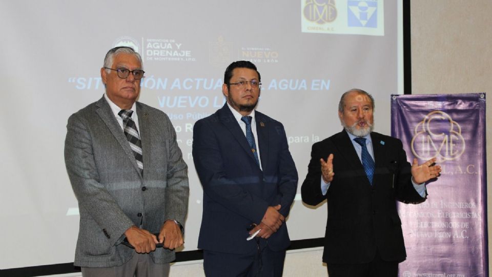 (Izq. a Der.) Francisco Serna Báez, Rodolfo Castillo López y Marco Antonio Méndez Cuevas dieron la bienvenida al foro.