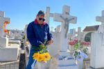 Familias visitan a sus difuntos en panteones de Monterrey