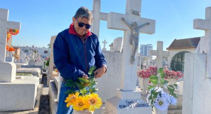 Familias visitan a sus difuntos en panteones de Monterrey