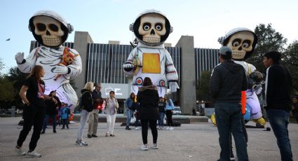 Calaveras gigantes adornan Plaza Zaragoza en Monterrey