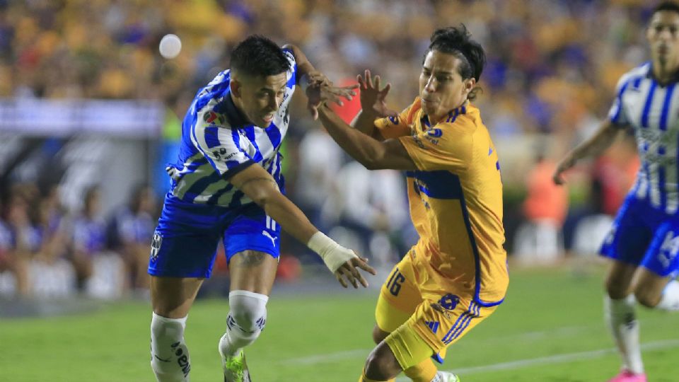 Maxi Meza de Rayados y Diego Lainez de Tigres, disputan un balón en el último Clásico Regio