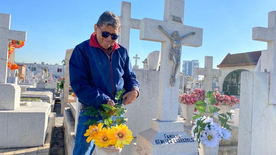 Celebran Día de Muertos con visitas a panteones