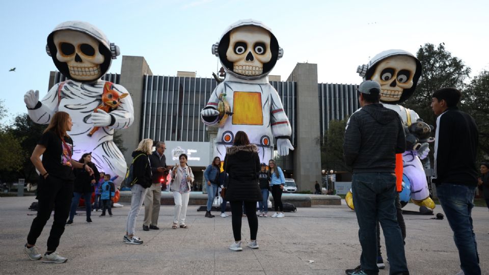 Calaveras gigantes adornan Plaza Zaragoza en Monterrey