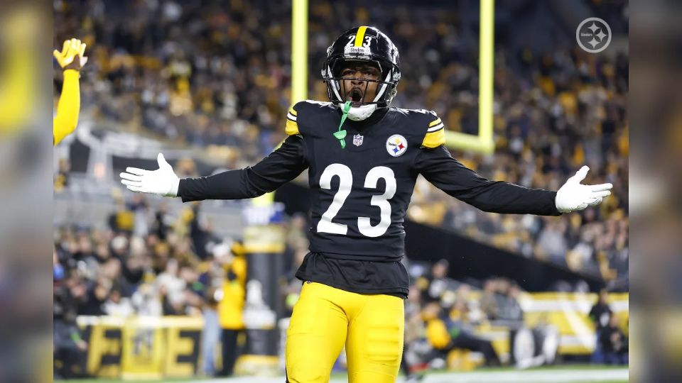 Damontae Kazee durante el juego que enfrentó a los Steelers contra los Titans.