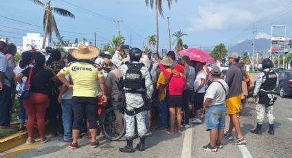 Bloquean en Acapulco... y les llegan los apoyos a damnificados