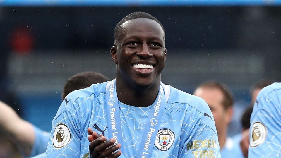 Benjamin Mendy celebrando un titulo de Premier League con el Manchester City.