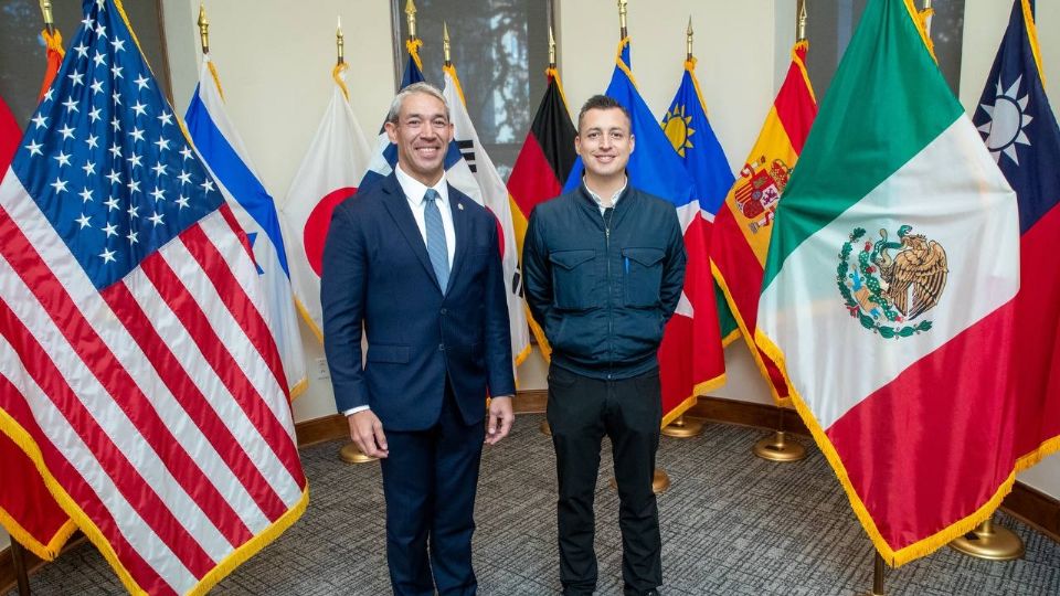 Luis Donaldo Colosio con el alcalde de San Antonio, Ron Nirenberg, durante su gira en Estados Unidos.