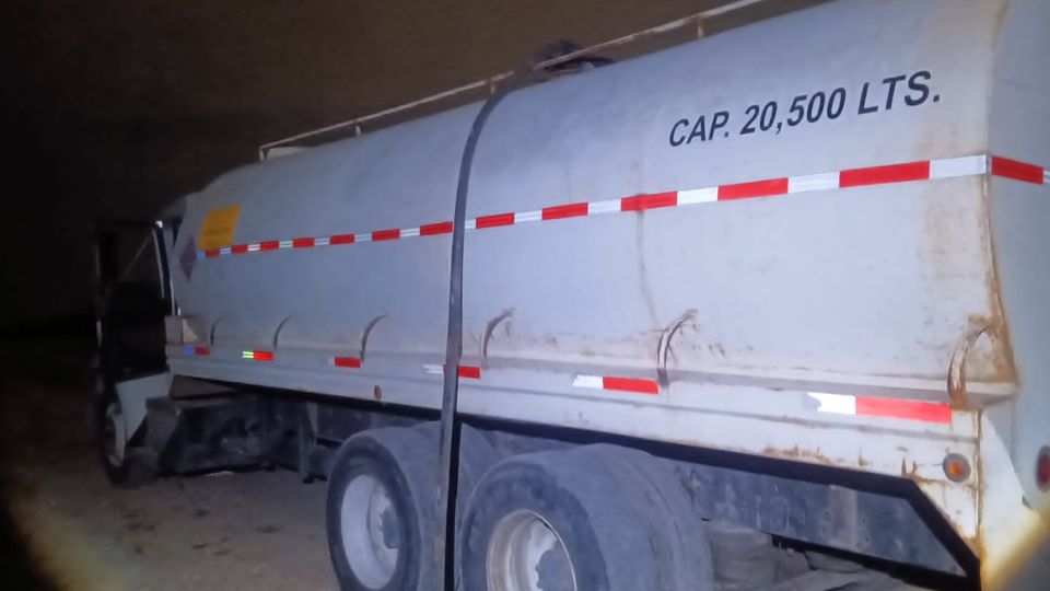 Pipa cargadora de combustible ilegal asegurada  en Apodaca