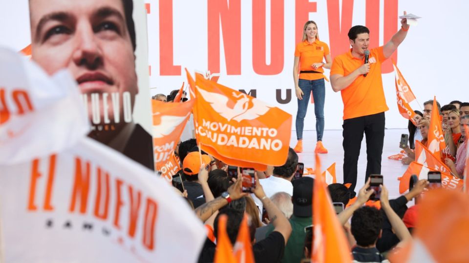 Samuel García y Mariana Rodríguez en su arribo al inicio de precampaña.