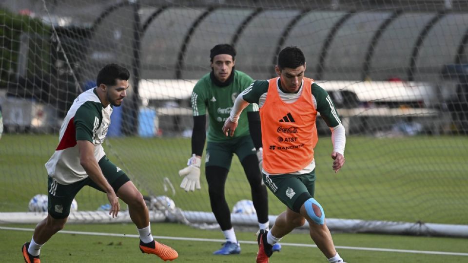 Jesús Angulo disputa el balón con Henry Martin en un entrenamiento de la Selección Mexicana