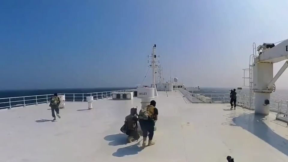 Momento en que los hutíes de Yemen secuestraron a la embarcación carguera en el Mar Rojo.