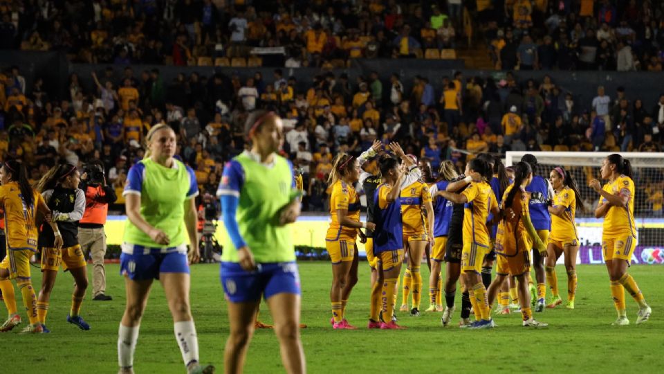 Las jugadoras de Tigres Femenil celebran el triunfo y el pase a la Final del Apertura 2023