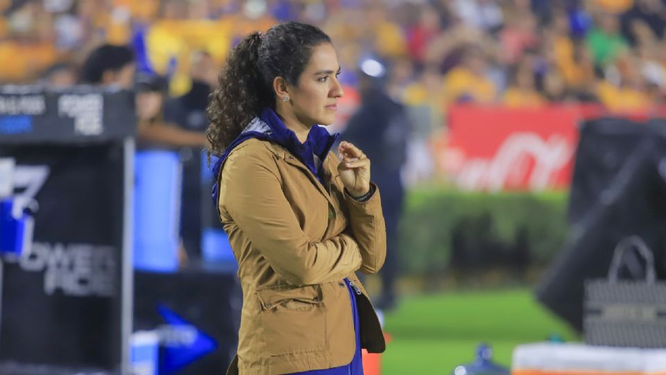 Eva Espejo no pudo estar en la banca de Rayadas en su último juego como entrenadora del equipo debido a estar suspendida