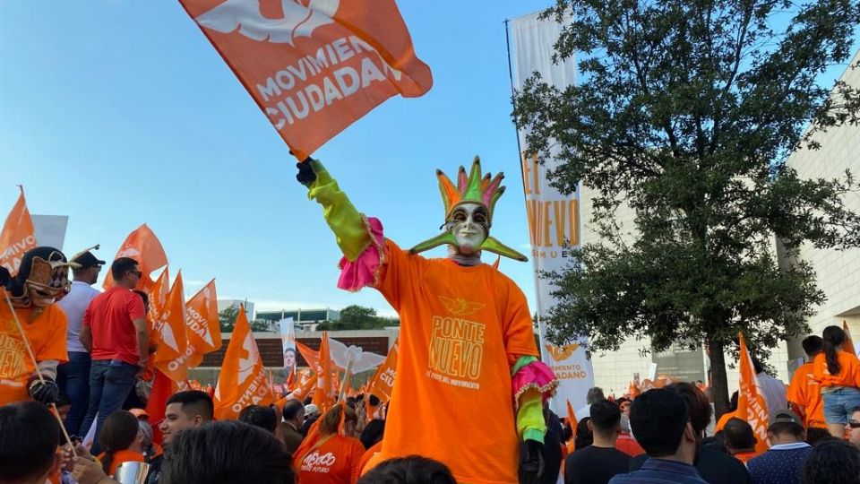 Gente apoyando a Samuel García