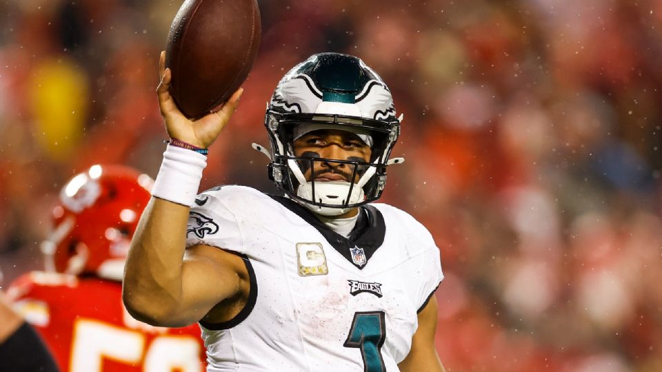 Jalen Hurts 'quarterback' de Philadelphia lució con dos anotaciones por tierra en la victoria de Eagles ante Chiefs