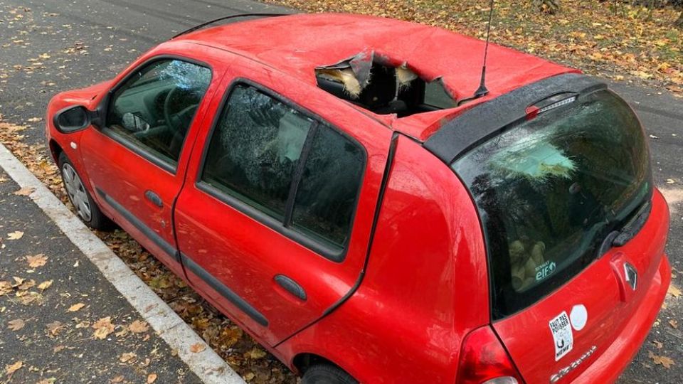 Auto con el techo perforado producto del impacto de un supuesto meteorito