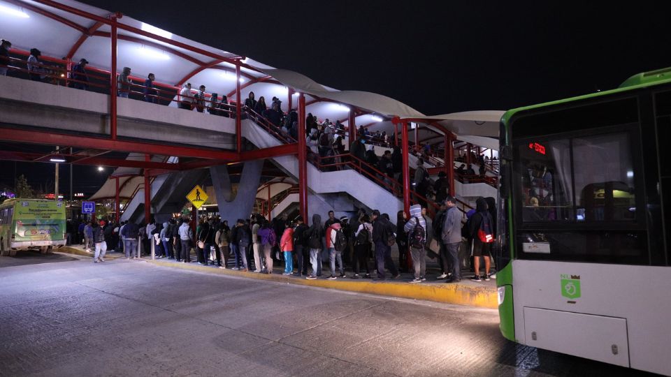 Usuarios en espera de un transporte público en la estación Exposición de la Línea 1 del Metro.