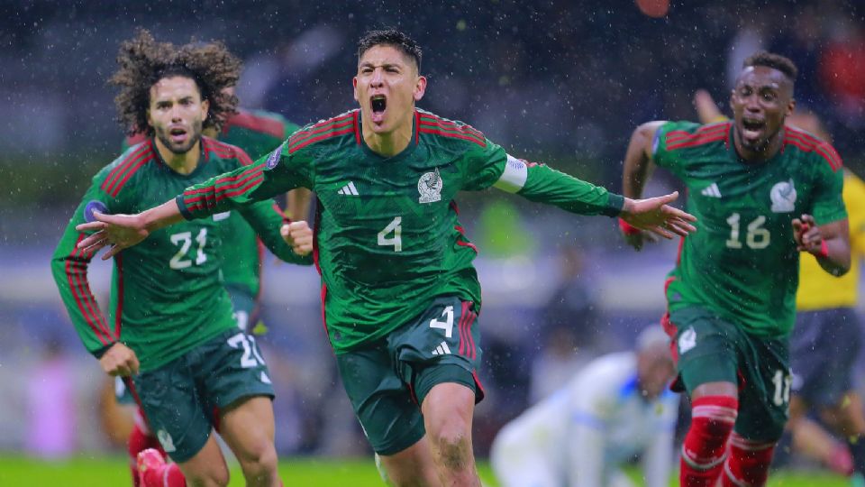 Edson Alvarez de Mexico en festejo despues de anotar el segundo gol de su equipo durante el partido de vuelta de los cuartos de final de La Liga de Naciones de la Concacaf, en el Estadio Azteca .