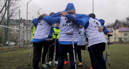 Soldados ucranianos amputados juegan al fútbol para superar el trauma de la guerra