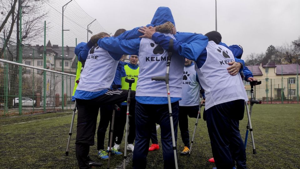 Pokrova, un equipo de fútbol de reciente creación formado por soldados amputados, el primero en Ucrania, les ayuda a superar su trauma y volver a la vida activa.