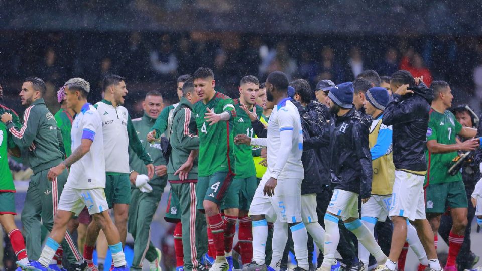 Jugadores de Honduras y Mexico en intento de agresión durante el partido de vuelta de los cuartos de final de La Liga de Naciones de la CONCACAF, en el Estadio Azteca