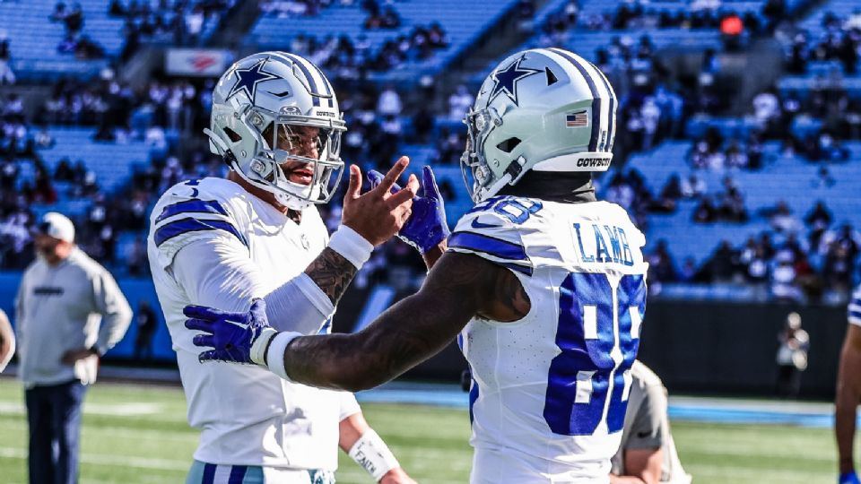 Dak Prescott junto a CeeDee Lamb, ambos jugadores estelares de los Dallas Cowboys, que este día enfrentarán a Washington