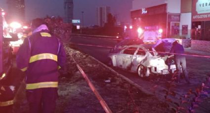 Video: Joven abandona a sus amigos en un auto BMW calcinado en Puebla