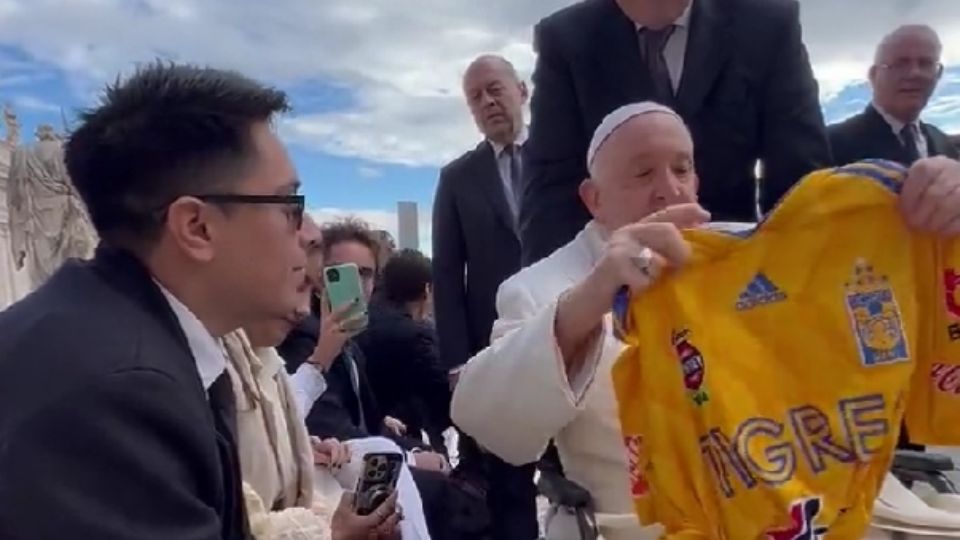 Un aficionado de Tigres le entregó en el Vaticano un jersey del club felino al Pontífice.