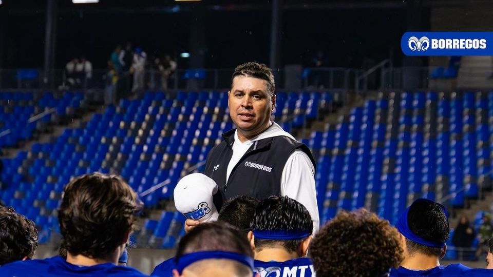 Carlos Altamirano, coach de Borregos Salvajes, dando indicaciones en un juego de la temporada