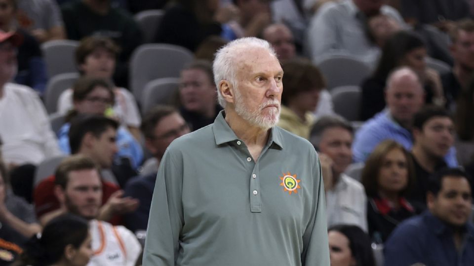 El coach de los Spurs, Gregg Popovich, tomó el micrófono para intentar que su afición dejara de abuchear a los jugadores rivales, en especial al que fuera su estrella: Kawhi Leonard.