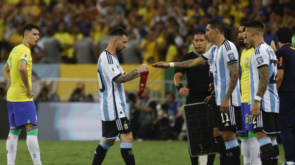 Ángel Di María disputó en el Maracaná su último partido de eliminatorias y lo hizo ingresando de cambio y recibiendo el gafete de capitán de manos de Lionel Messi