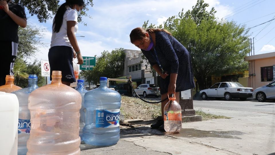 Vecinos llenan garrafones con agua en San Nicolás