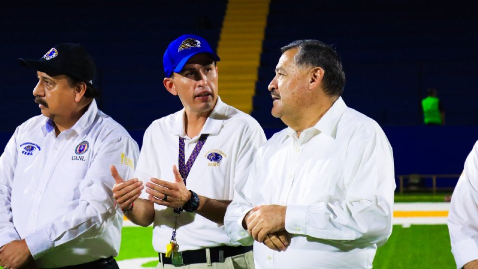 Antonio Zamora (gorra), Head Coach de los Auténticos Tigres junto al Dr. Santos Guzmán, rector de la UANL.