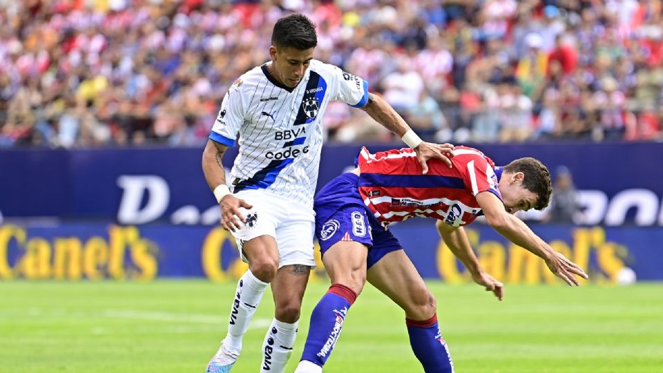 Maximiliano Meza y Rodrigo Dourado disputando el balón durante el Apertura 2023.