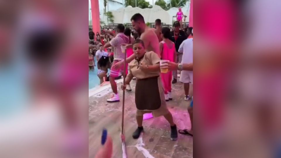 Mujer de limpieza baila en una fiesta en Cancún