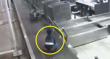 Niño es arrastrado por banda transportadora de maletas en aeropuerto