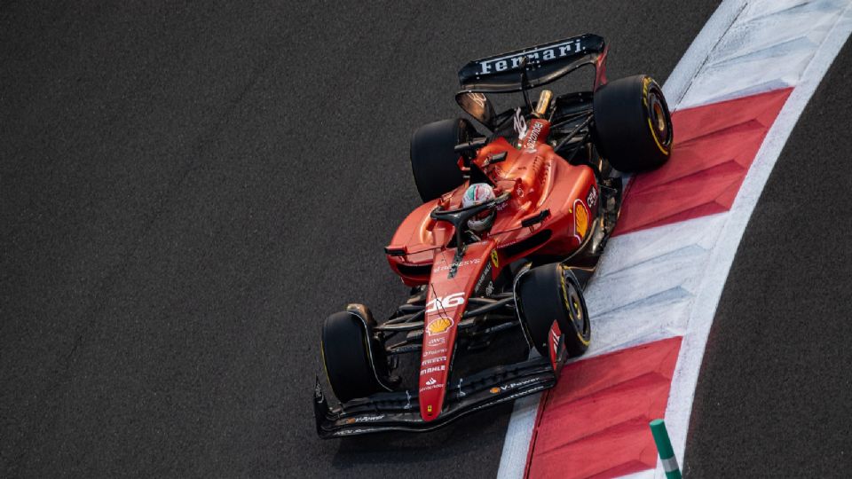 Charles Leclerc lideró la segunda sesión de entrenamiento, con 'Checo' Pérez dentro del top 5. La práctica se vio afectada por dos banderas rojas.