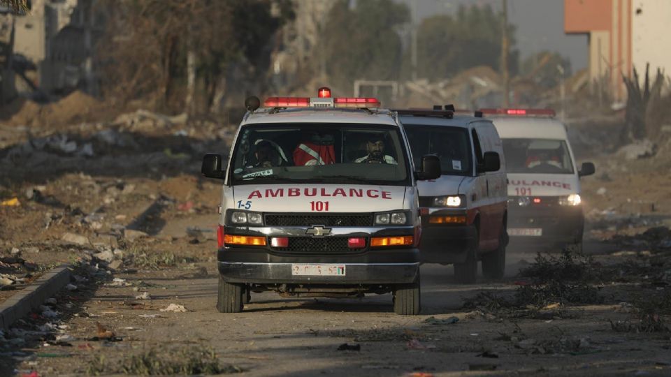 Ambulancias palestinas cruzan con heridos desde el norte de la Franja de Gaza | EFE/EPA/MOHAMMED SABRE