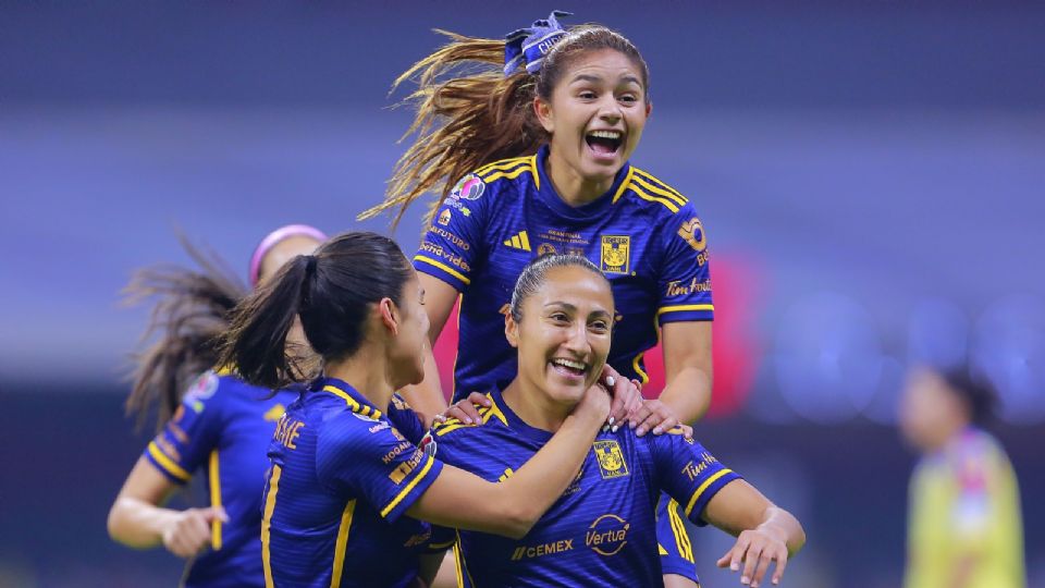 Stephany Mayor, pieza importante de la victoria de Tigres, y Jana Gutiérrez festejando su primer gol de la noche.