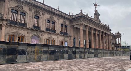 Blindan Palacio de Gobierno en NL previo a marcha contra violencia a la mujer