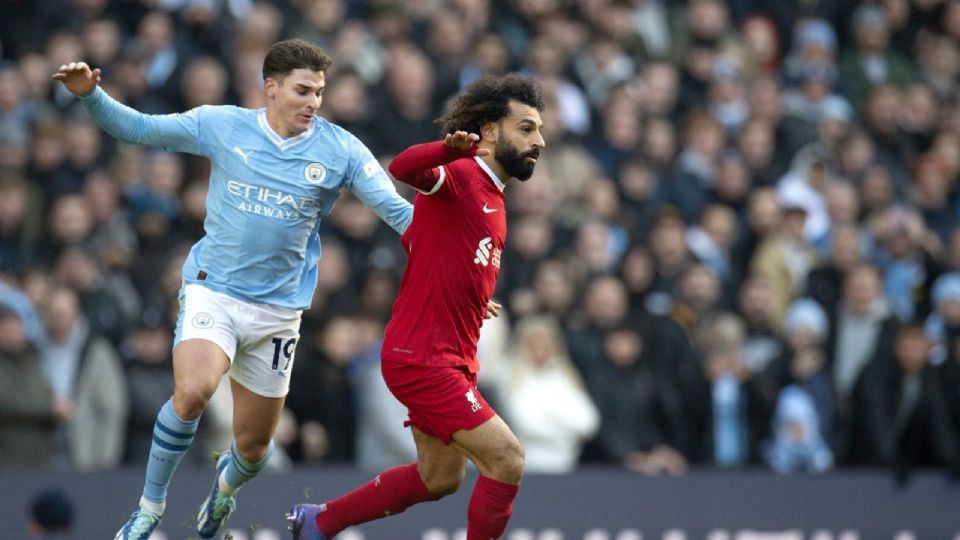 Julián Álvarez y Mohamed Salah disputando el balón en la Premier League.