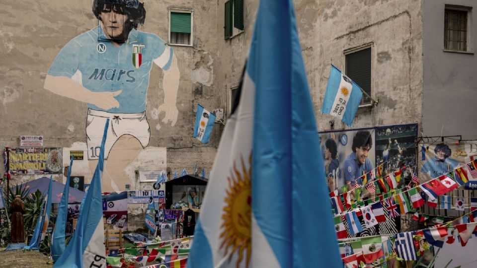 El homenaje de los ciudadanos de Nápoles hacia la leyenda del futbol.