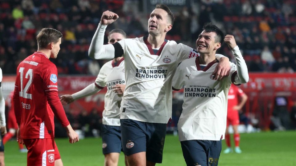 Luuk de Jong e Hirving Lozano festejando la victoria del PSV.