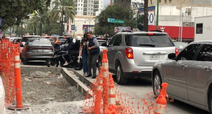 Peatones arriesgan su vida al lidiar con obras inconclusas en avenida Madero, Monterrey