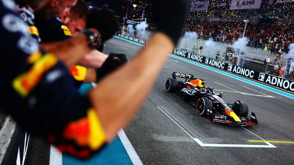 Max Verstappen cerró la temporada 2023 con un triunfo en Yas Marina, el cual significa su victoria número 19 en la temporada.