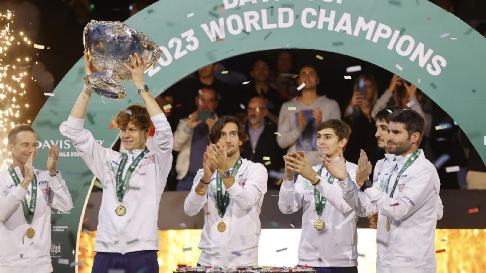 Jannick Sinner celebra la victoria de Italia frente a Australia con sus compañeros, levantando la ensaladera de la Copa Davis