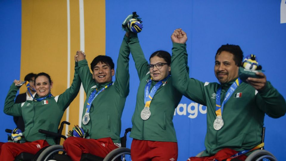 Nely Miranda (i), Ángel Camacho (2-i), Naomi Smellera (2-d) y Pedro Rangel de México posan con la medalla de plata en 4x50m combinado 20 puntos mixto, durante los Juegos Parapanamericanos 2023