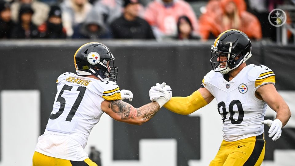 Nick Herbig y TJ Watt celebran una acción durante el juego entre Steelers y Cincinnati